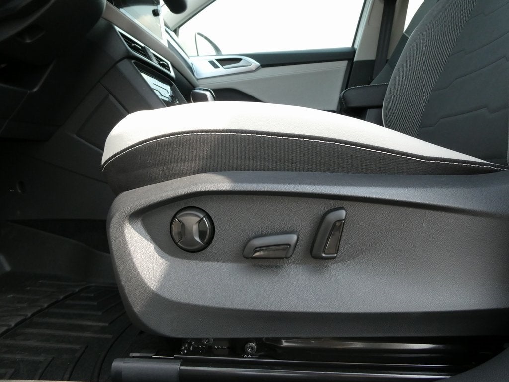 2025 Volkswagen Taos 1.5T SE Black