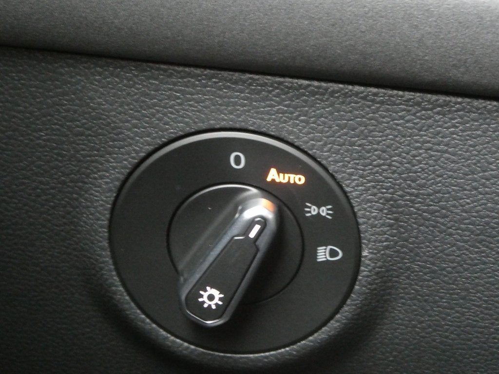 2026 Volkswagen Taos 1.5T SE Black