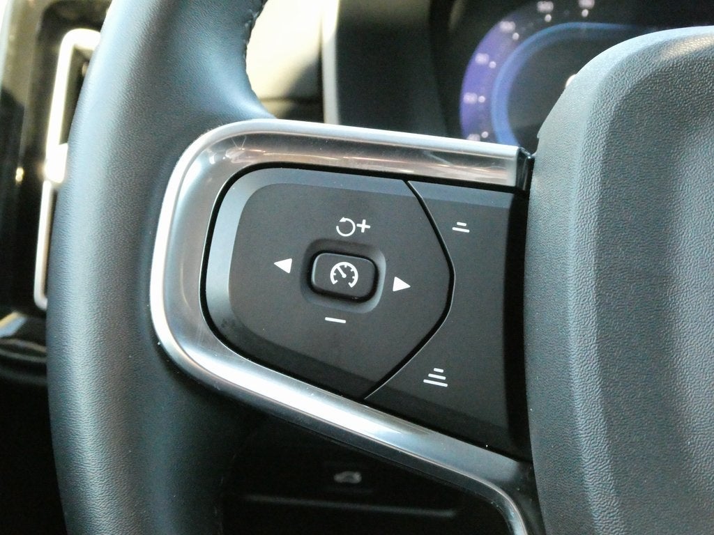 2024 Volvo XC40 B5 Plus Dark Theme