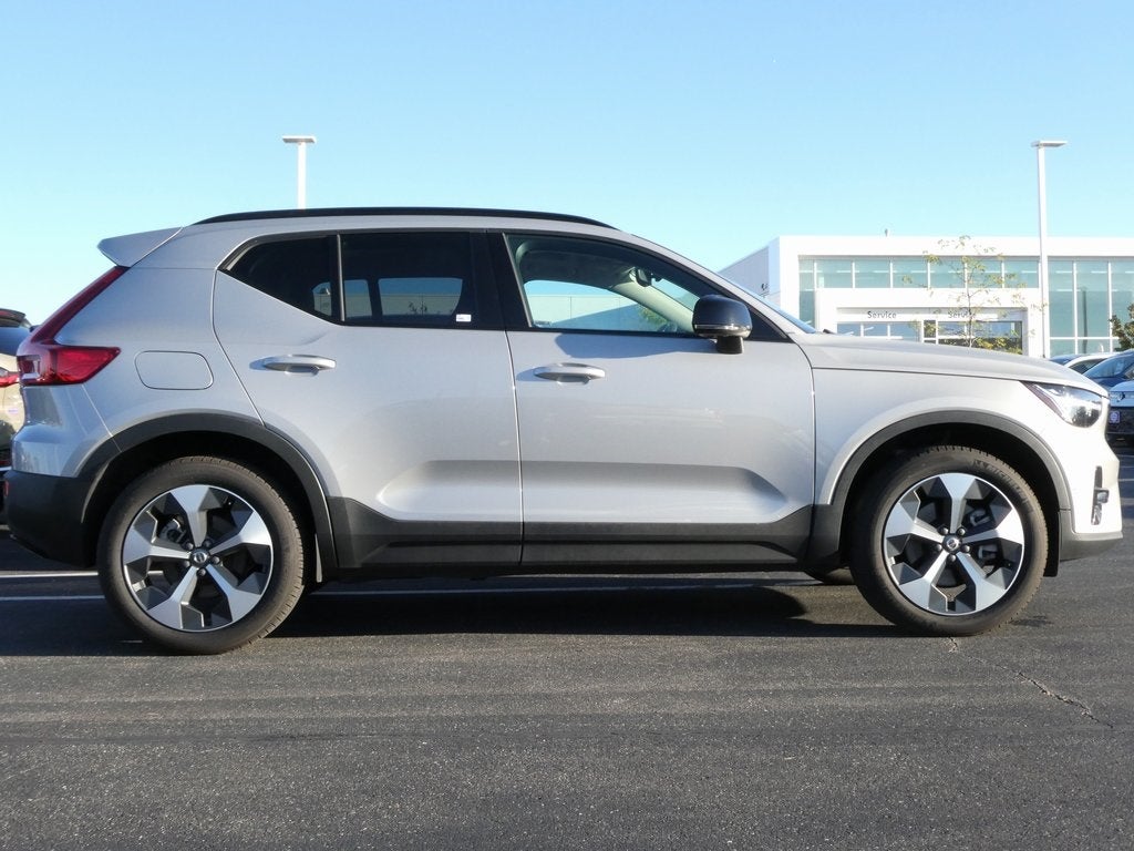 2024 Volvo XC40 B5 Plus Dark Theme