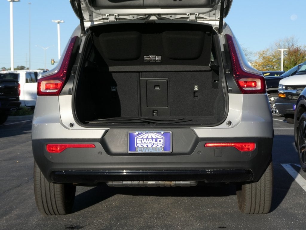 2024 Volvo XC40 B5 Plus Dark Theme