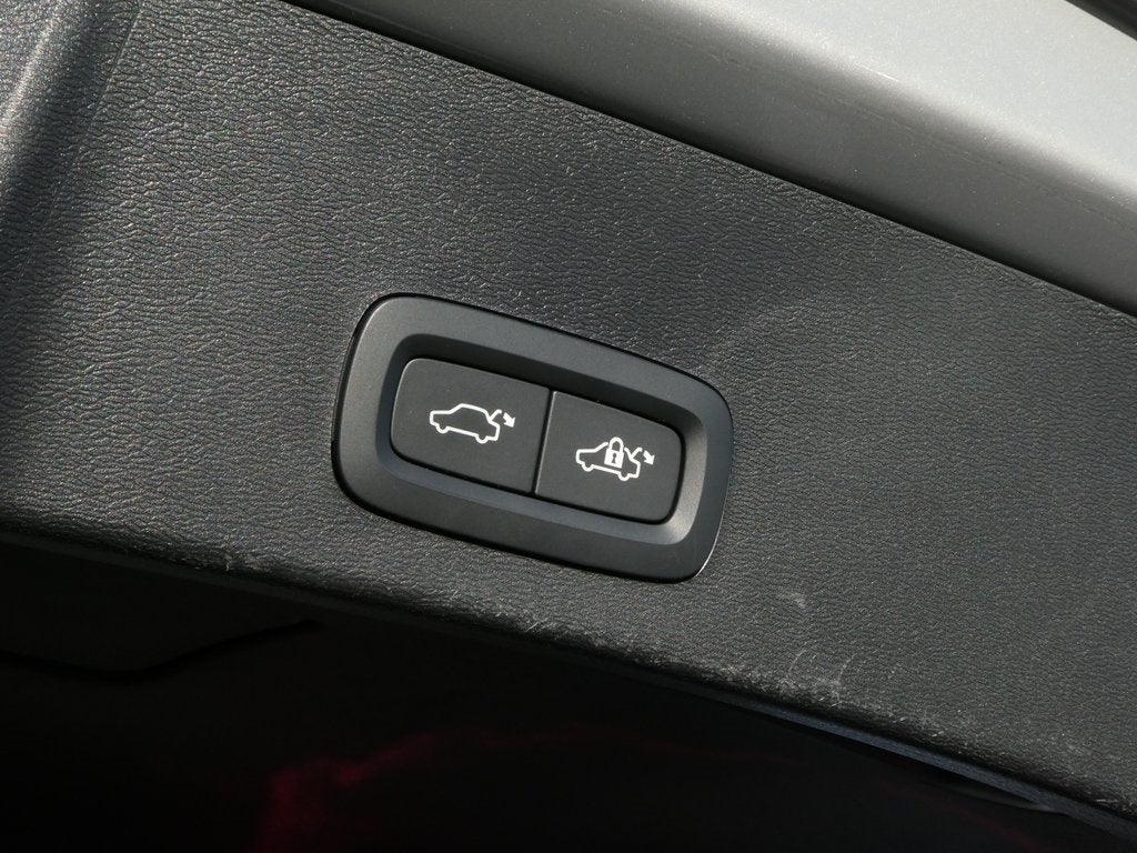 2024 Volvo XC40 B5 Plus Dark Theme