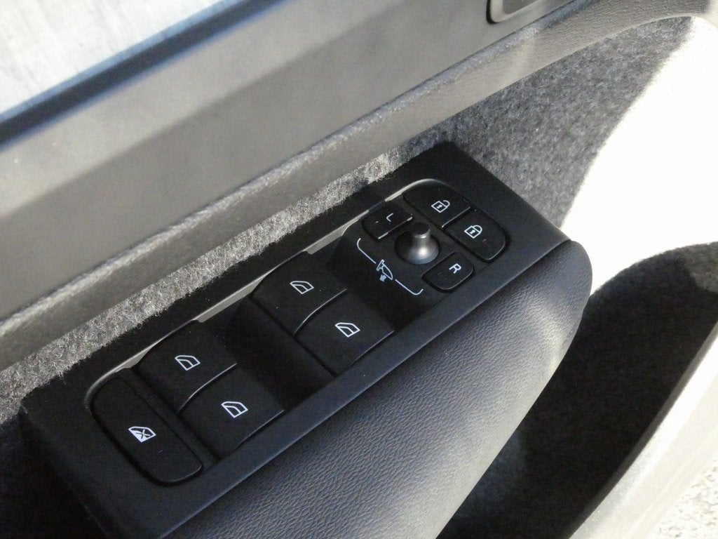 2024 Volvo XC40 B5 Plus Dark Theme