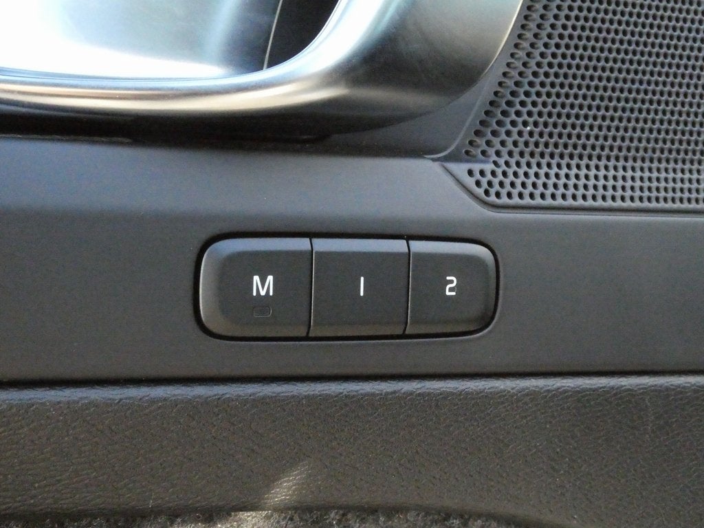 2024 Volvo XC40 B5 Plus Dark Theme