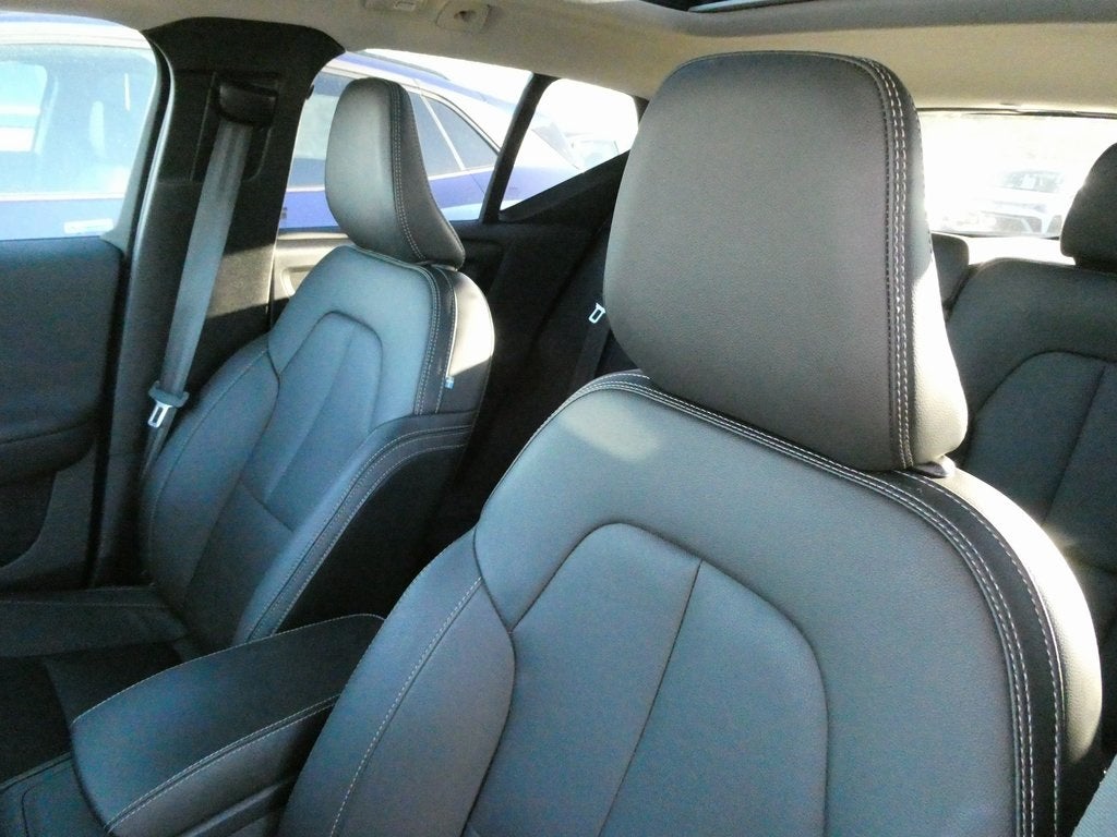 2024 Volvo XC40 B5 Plus Dark Theme