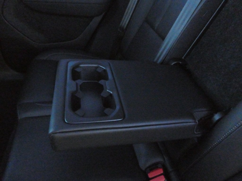 2024 Volvo XC40 B5 Plus Dark Theme